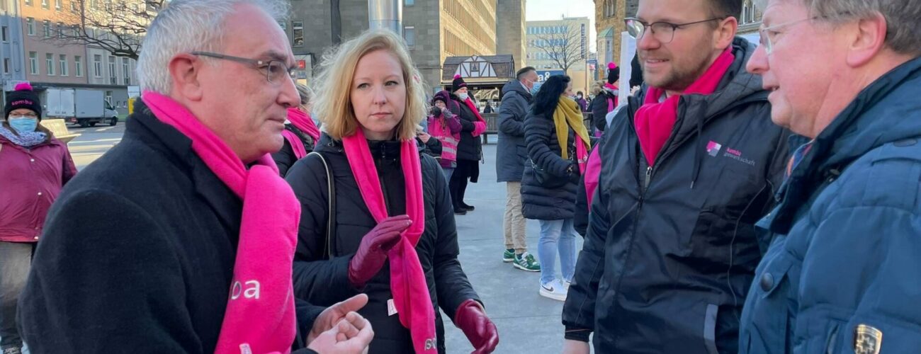 Annika Fohn und Holger Brantin bei der Kundgebung der komba