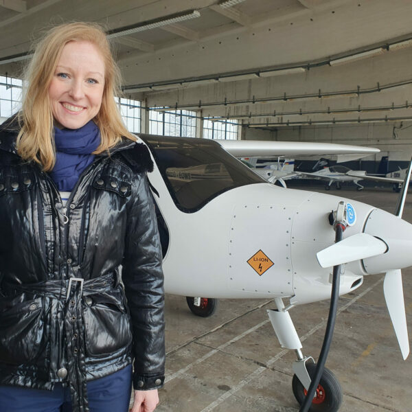 Annika Fohn vor einem E-Flugzeug
